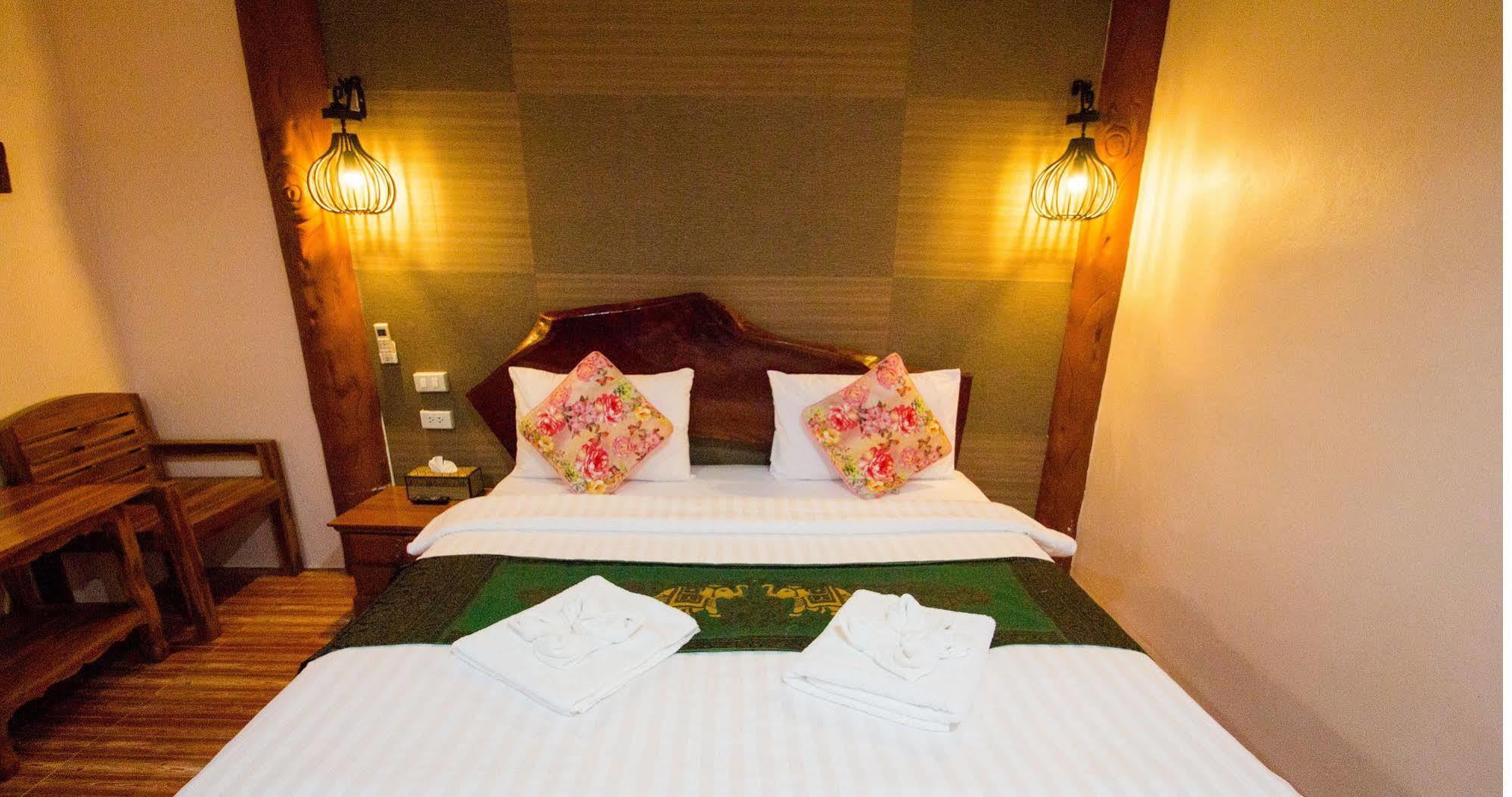 Naiyang Discovery Beach Resort SHA Nai Yang Beach Exterior foto